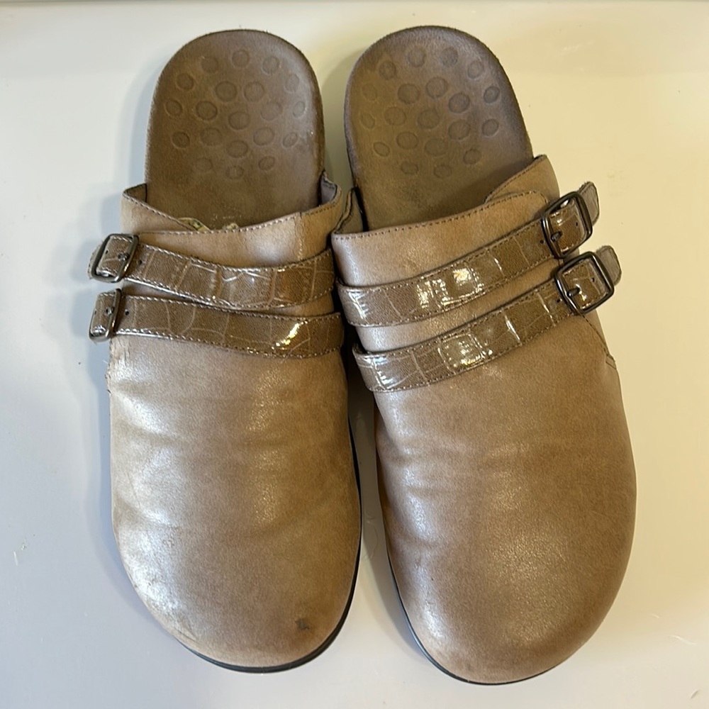 Vionic brand podiatrist designed Ortholites.  Taupe with patent straps.  Size 11